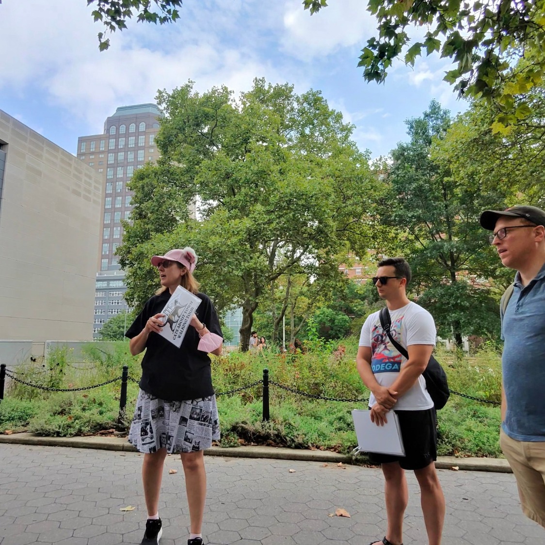 Guests enjoying NYC cat history walking tour near Brooklyn Bridge