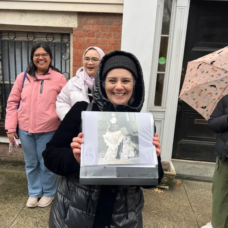 Historical cat photo displayed on Brooklyn Heights tour